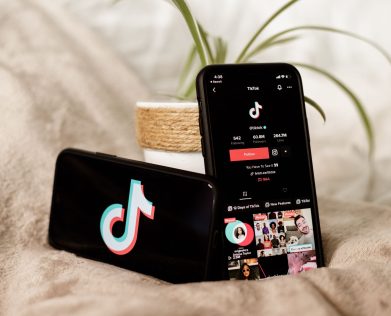 Le Phénomène BookTok : Quand la Littérature Prend Vie sur TikTok